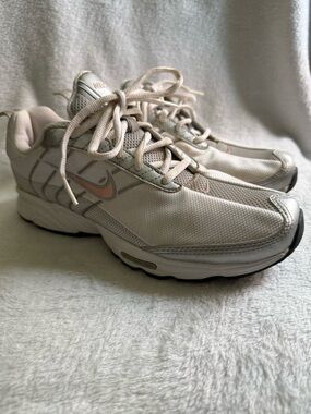 Nike Women's White and Light Pink Mesh Walking Shoes 7‎